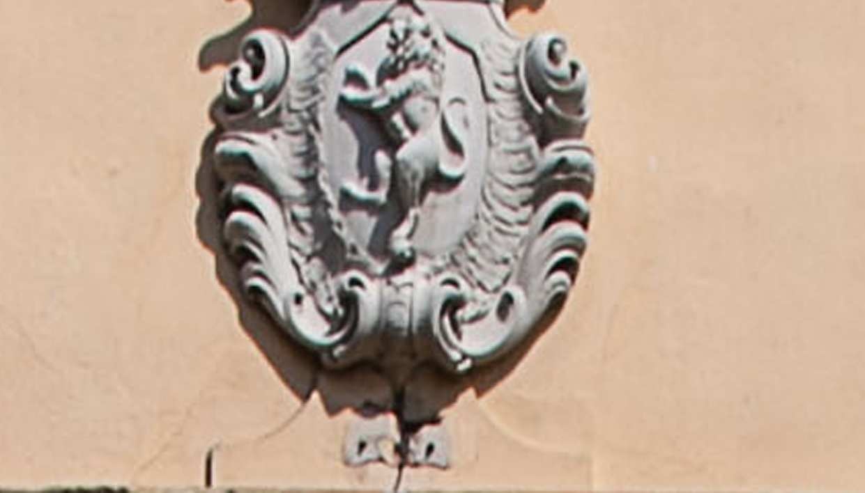 Stemma nobiliare in pietra