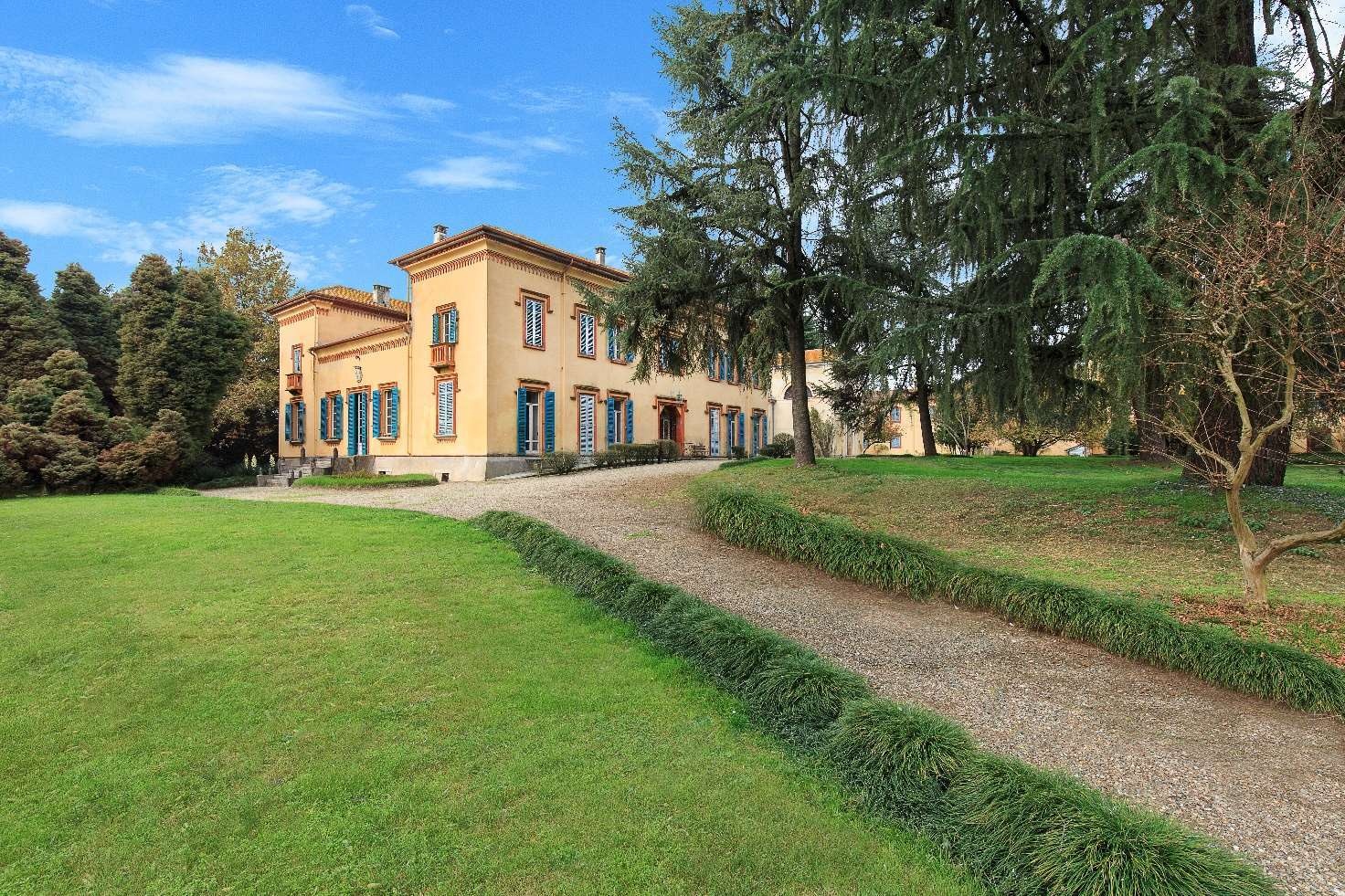Facciata principale e viale d'ingresso
