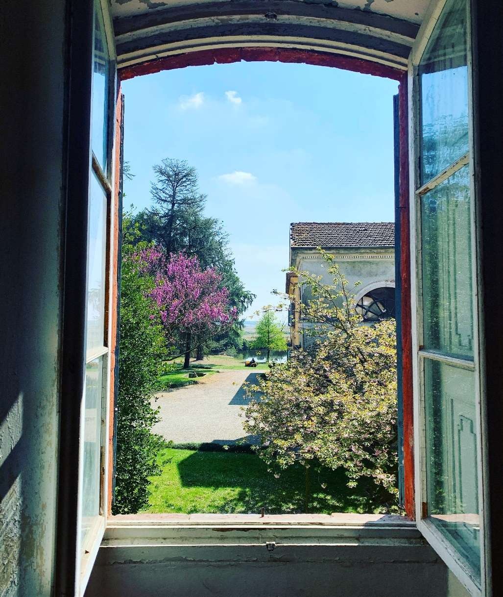 Vista sul giardino dalla finestra storica